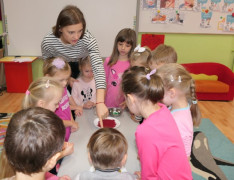 Dzieci pod kierunkiem nauczycielki uczestniczą w zajęciach. Dzieciaki poznają tajniki trodukcji mydła 