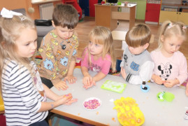 Dzieci samodzielnie robią mydełka 