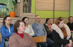 Osoby siedzą na krzesłach. Uczestnicy spotkania z dietetykiem 