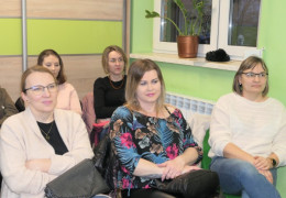 Pięć kobiet siedzi na krzesłach. Uczestniczki spotkania z dietetykiem 
