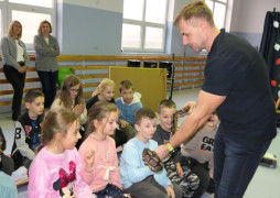 Prezentacja węża. Dzieci miały możliwość dotknięcia go. 