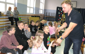 Nietypowa lekcja biologii w szkole w Dziepółci. Dzieci mają możliwość dotknięcia węża