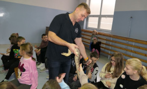 Pokaz węży w szkole. Dzieci mają możliwość dotknięcia węży