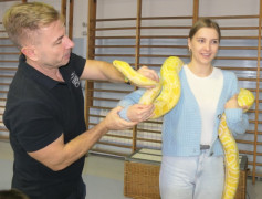 Kobieta i mężczyzna. Kobieta trzyma na barkach węża 