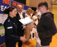Chłopiec odbiera nagrodę za udział w konkursie 