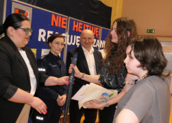 Dziewczynki podczas odbierania dyplomów 