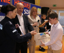 Moment wręczania nagród chłopcu