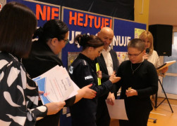 Moment wręczania nagród. Nagrodę odbiera chłopiec 