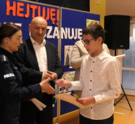 Moment wręczania nagród. Nagrodę odbiera chłopiec 