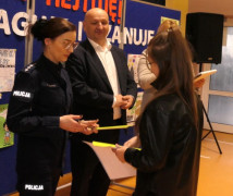 Dziewczynka odbiera nagrody za udział w konkursie 