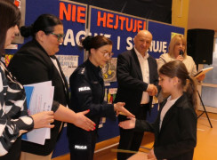 Moment wręczania nagrody uczestniczce konkursu