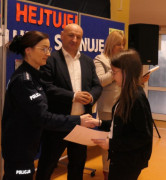 Dziewczynka odbiera nagrody