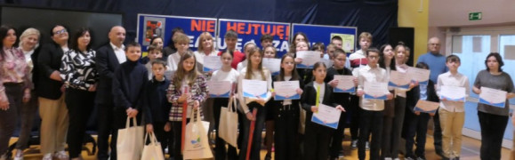 Grupa osób na wspólnym zdjęciu 