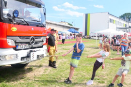 Dzieci podczas przeciągania liny
