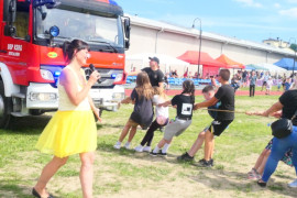 Dzieci i dorośli podczas przeciągania liny