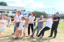 Dzieci i dorośli podczas przeciągania liny