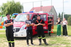 Strażacy przy wozie bojowym 