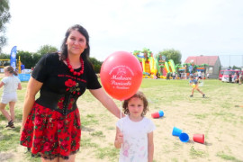 Kobieta i dziewczynka. Dziewczynka trzyma czerwony balon 