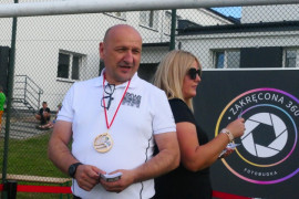 Kobieta i mężczyzna podczas zabawy na pikniku 
