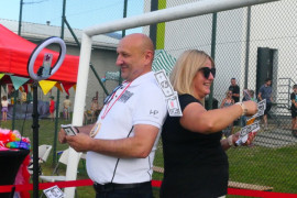 Kobieta i mężczyzna podczas zabawy na pikniku