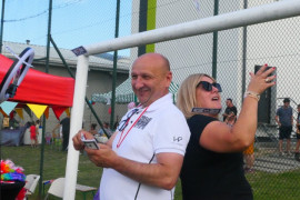 Kobieta i mężczyzna podczas zabawy na pikniku
