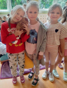 Trzy dziewczynki stoją obok siebie