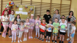 Dzieci i dorośli na wspólnym zdjęciu 