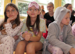 Trzy dziewczynki siedzą obok siebie 