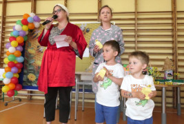 Dwaj chłopcy i dwie kobiety. Moment ogłaszania wyników konkursu 