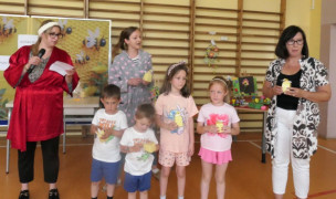 Dzieci i dorośli - moment wręczania nagród 