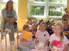 Dzieci i kobiet siedzą obok siebie