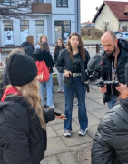 Dorośli oraz dzieci podczas nagrywania jednej ze scen do filmu edukacyjnego