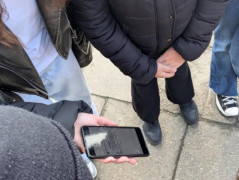 Widoczne dłonie dzieci i telefon komórkowy