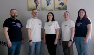Dwie kobiety i trzej mężczyźni stoją obok siebie