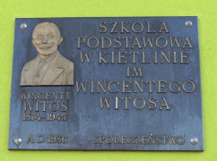 Tablica, na której znajduje się wizerunek Wincentego Witosa