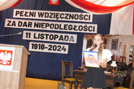 Uczennica podczas akademii szkolnej 