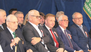 Grupa mężczyzn siedząca obok siebie 