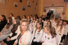 Grupa osób siedząca obok siebie