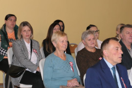 Grupa osób siedząca obok siebie