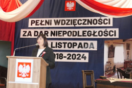 Kobieta stojąca za mównicą 