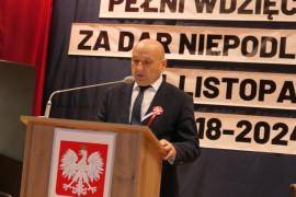 Mężczyzna podczas publicznego wystąpienia 