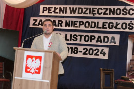 Mężczyzna podczas publicznego wystąpienia 