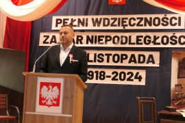 Mężczyzna podczas publicznego wystąpienia 