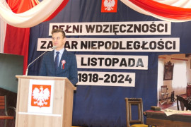 Mężczyzna podczas publicznego wystąpienia 