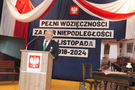 Mężczyzna podczas publicznego wystąpienia 