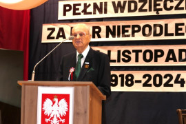 Mężczyzna podczas publicznego wystąpienia 