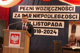 Mężczyzna podczas publicznego wystąpienia 
