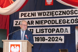 Mężczyzna podczas publicznego wystąpienia 