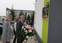 Delegacje składają kwiaty pod tablicą 