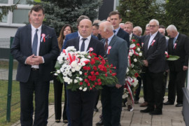 Delegacje podczas składania wiązanek kwiatów 